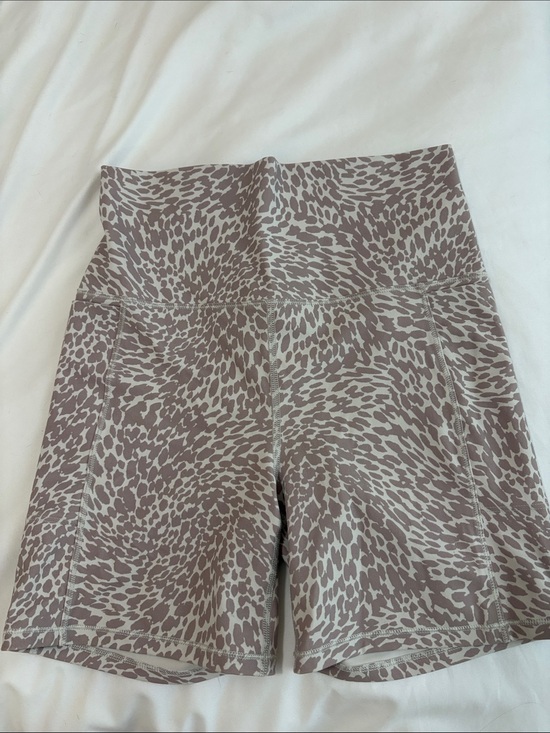 Vuori Pants - Vuori High-Waist Animal Print Shorts — Taupe & White